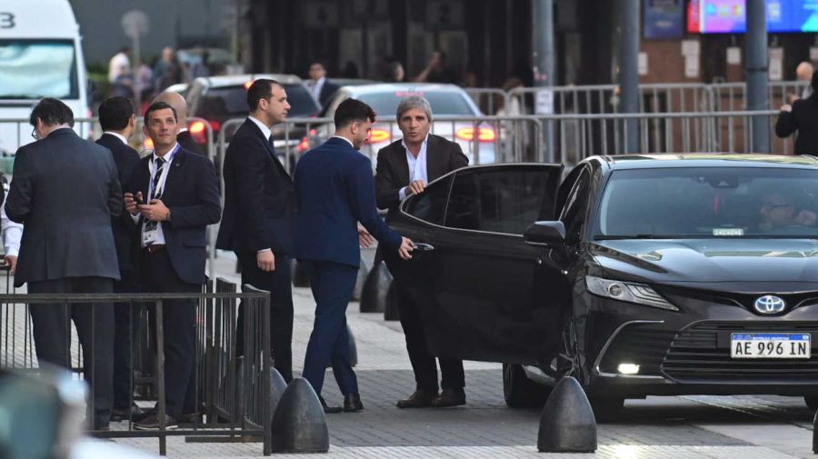 Javier Milei, en su llegada al Palacio Libertad 20241015