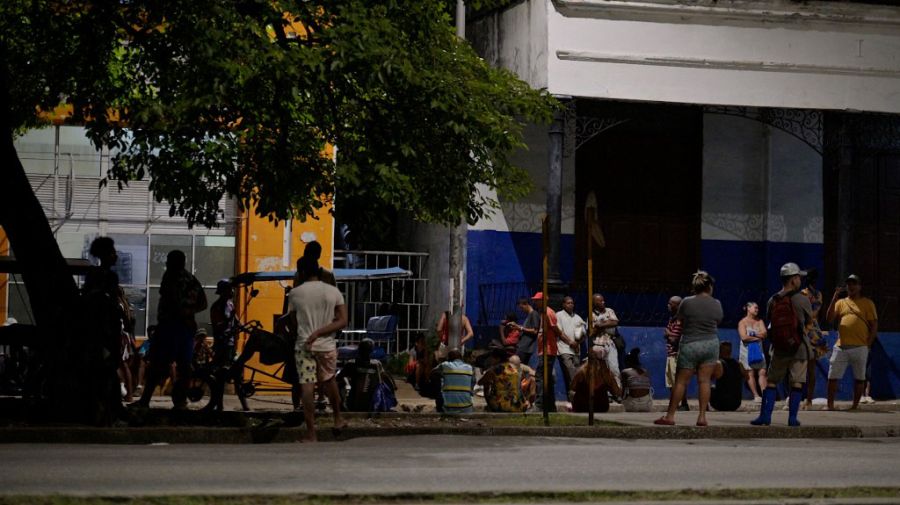 Cuba en penumbras: lleva dos días sin luz y llega el huracán Oscar.