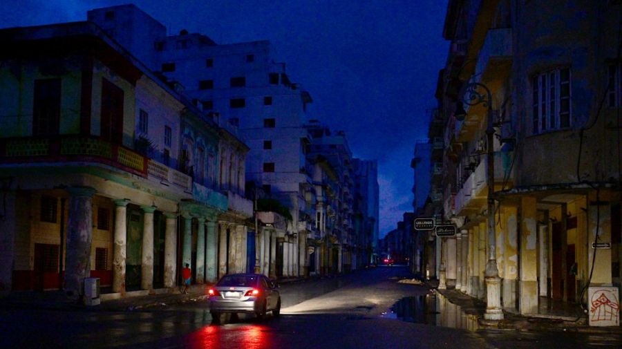 Cuba en penumbras: lleva dos días sin luz y llega el huracán Oscar.