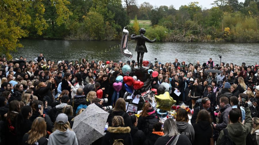 Fans de Liam Payne se reunieron para despedirlo en los jardines de Kensington Park, en Londres.