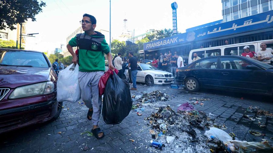 FOTOGALERIA Las fuerzas de seguridad libanesas desalojan a personas desplazadas que huyeron de los bombardeos israelíes