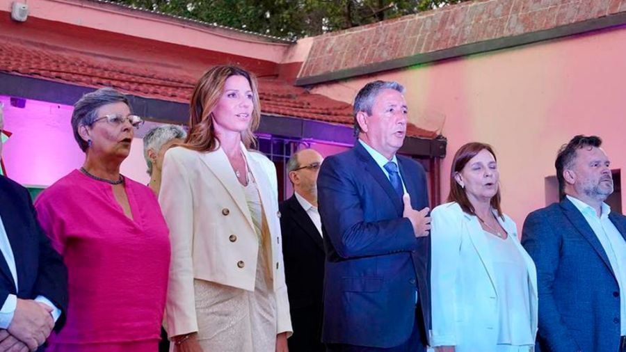 Adela Arning en el acto de asunción junto a Salibi