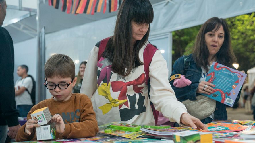 Visitantes en la Feria del Libro