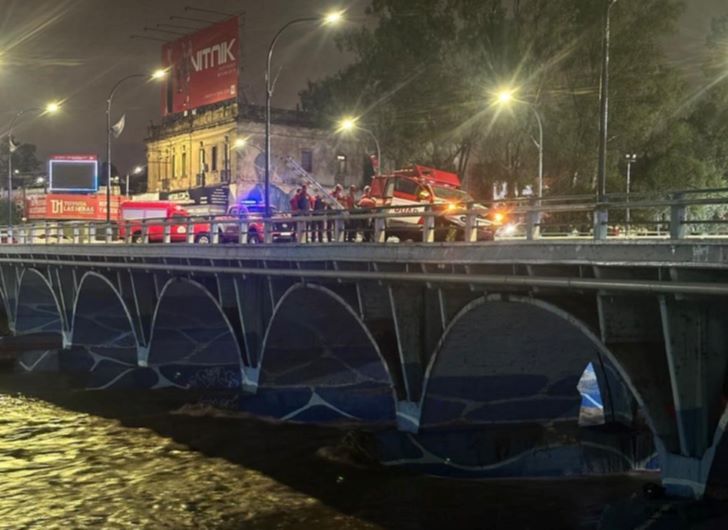 23-10-2024 Puente Avellaneda rescate tormenta Córdoba