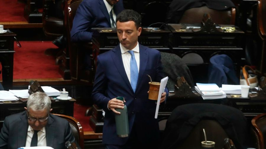 Rodrigo de Loredo con un mate en Diputados