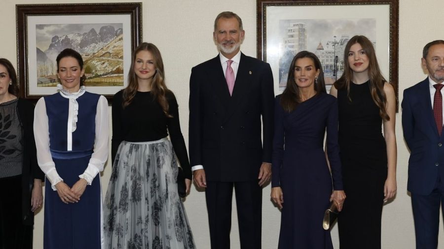 La falda con la que la princesa Leonor se distinguió entro los looks sobrios de su hermana y madre 