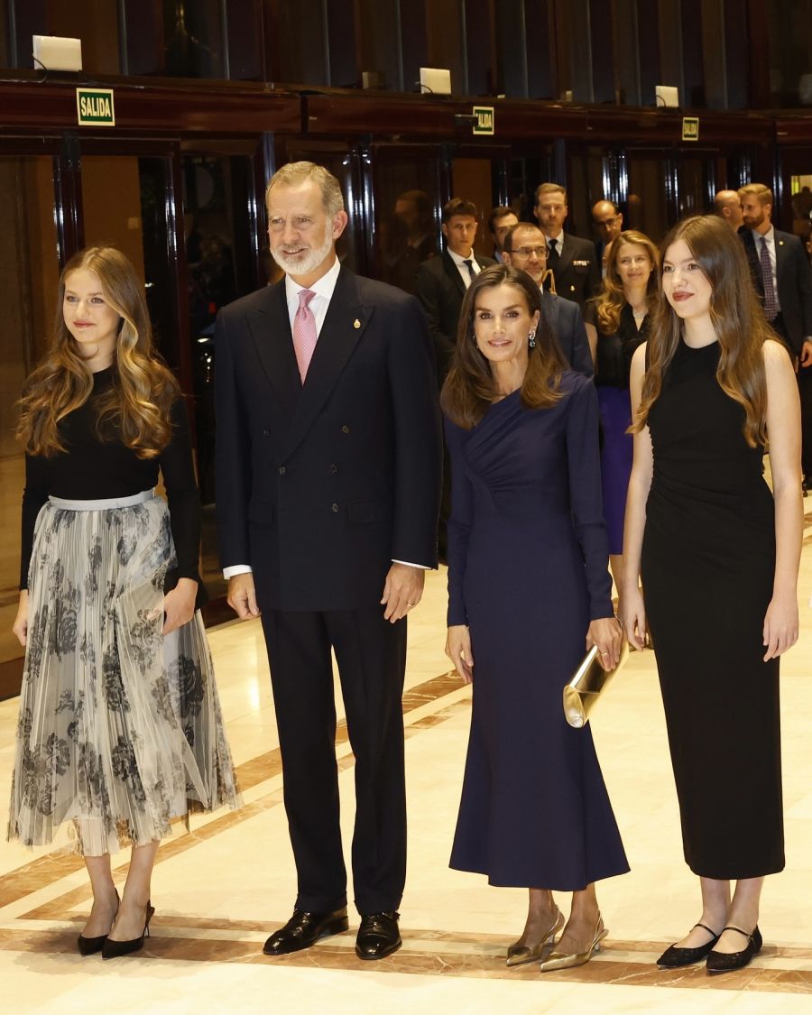 La falda con la que la princesa Leonor se distinguió entro los looks sobrios de su hermana y madre 