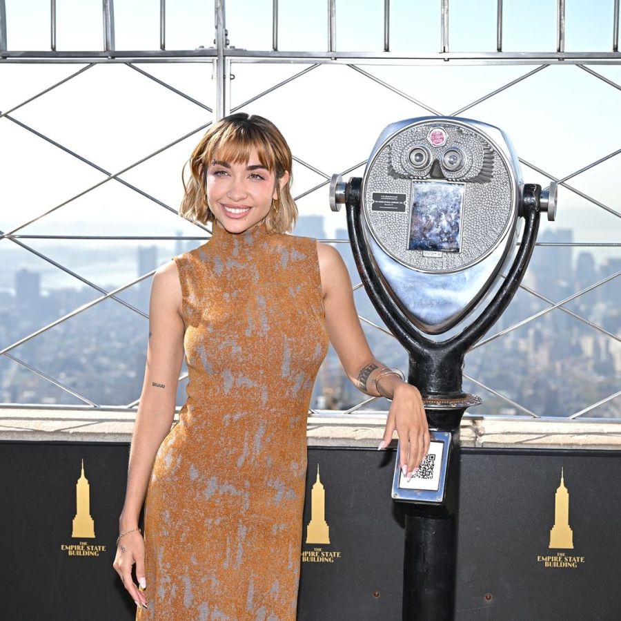 Photos of María Becerra illuminating the Empire State Building in New York