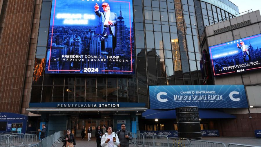 El gigantesco cartel en el Madison anunciando el acto de campaña de Donald Trump.