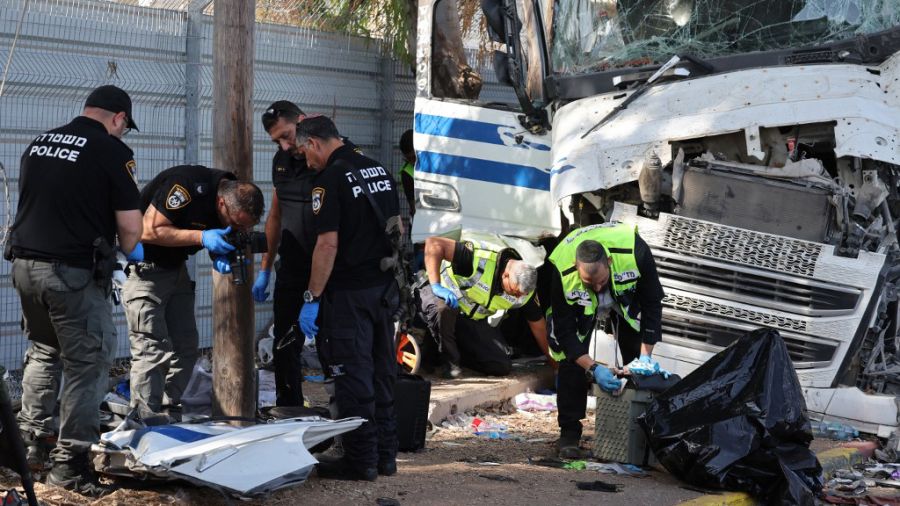 Un terrorista embistió con un camión a decenas de personas en Tel Aviv.