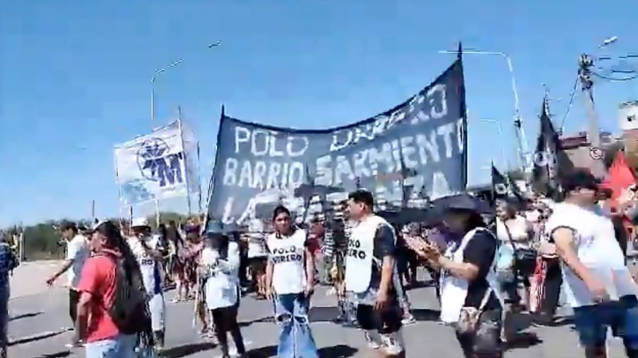 Protesta de Unión de Trabajadores de la Economía Popular (utep) frente al predio de Mercado Libre en La Matanza