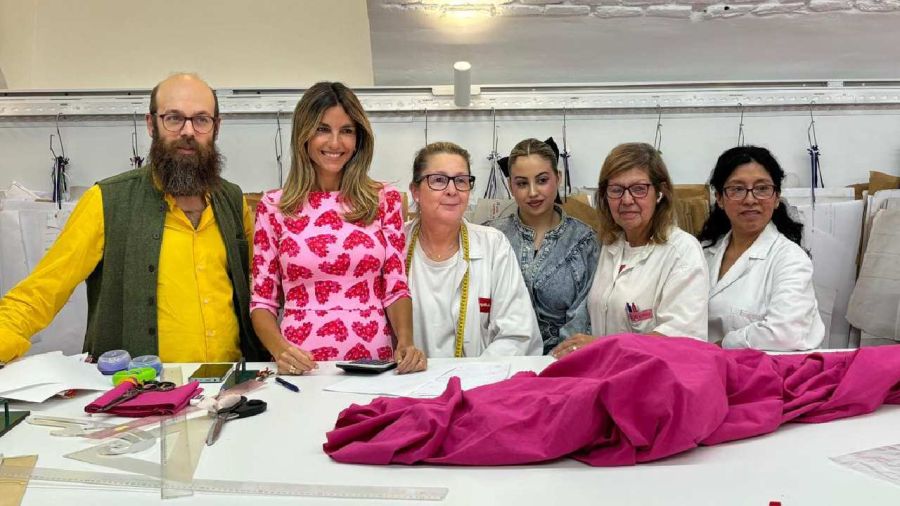 María Belén Ludueña visitó el exclusivo local de la diseñadora Agatha Ruiz de la Prada y lució un llamativo look