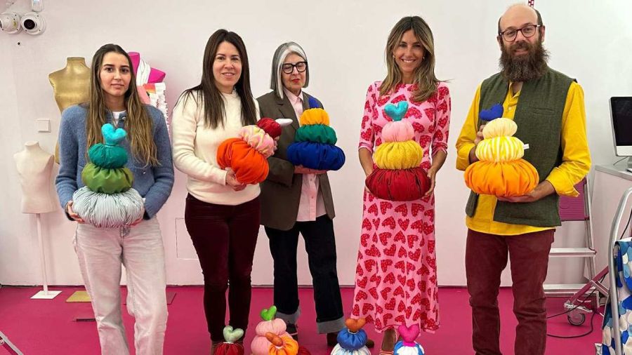 María Belén Ludueña visitó el exclusivo local de la diseñadora Agatha Ruiz de la Prada y lució un llamativo look