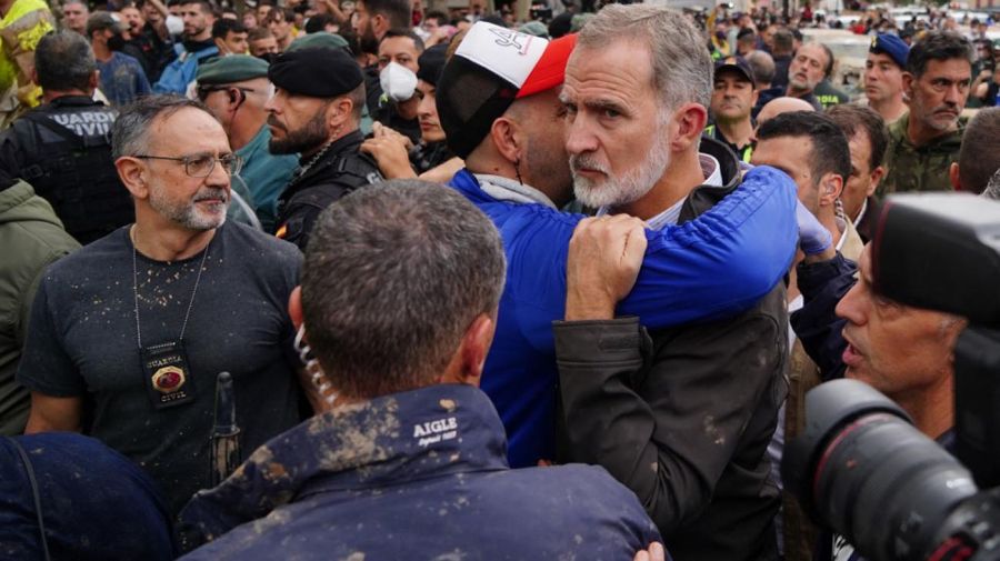 Los Reyes de España visitan la zona del desastre en Valencia