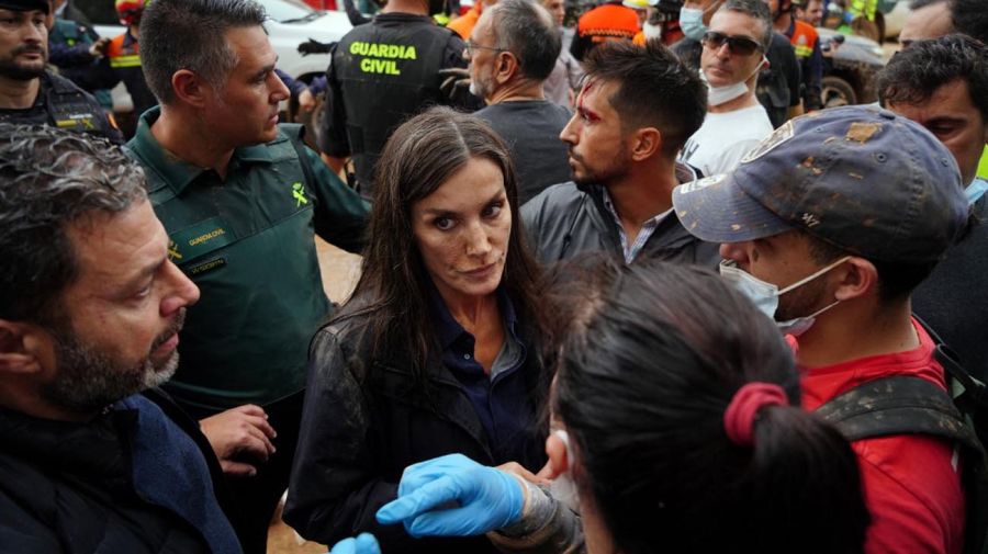 Los Reyes de España visitan la zona del desastre en Valencia