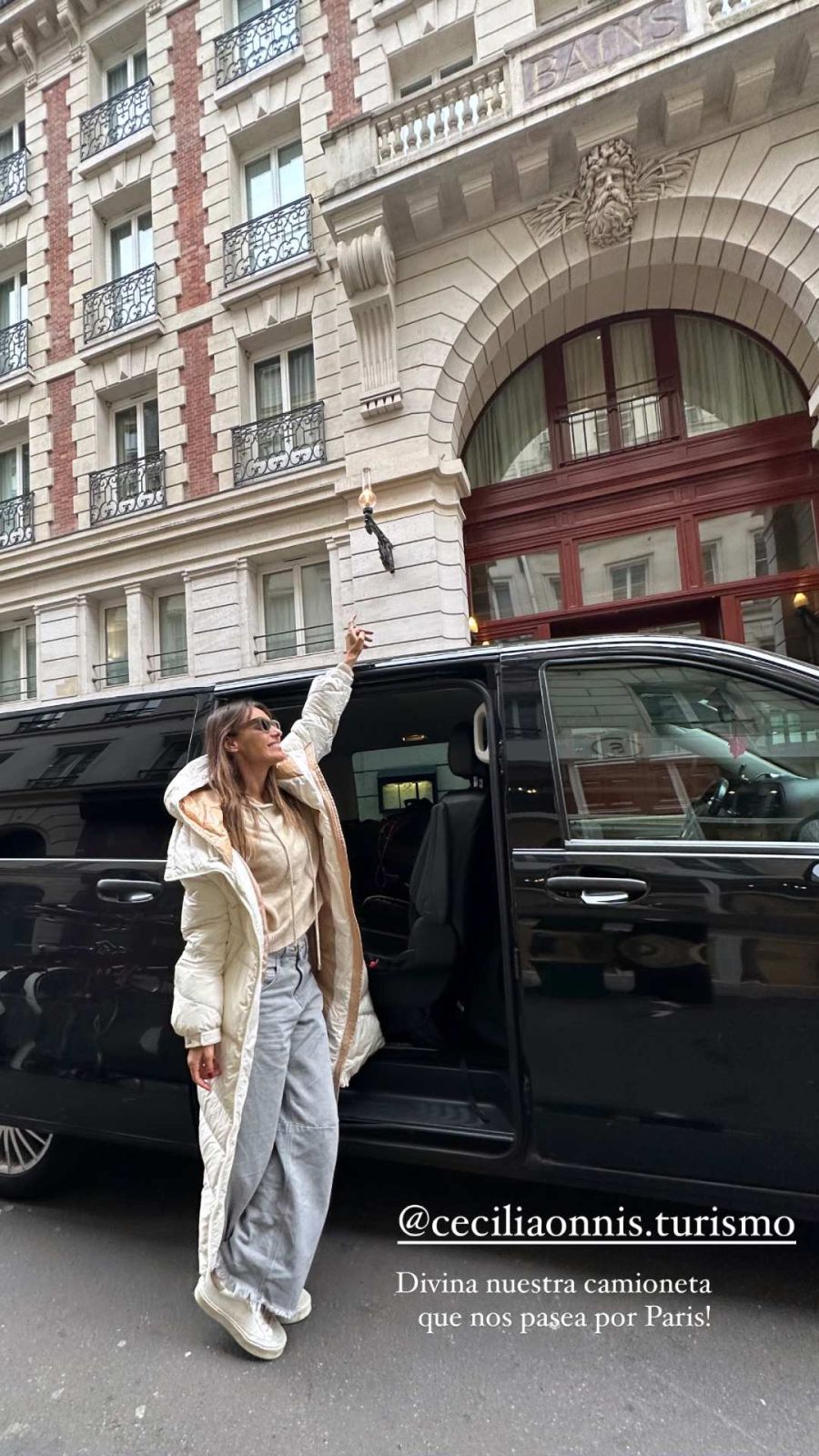 Pampita recorrió París con un look casual que marca tendencia