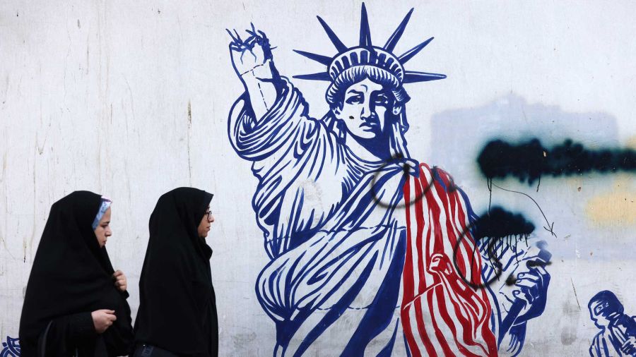 Fotogaleria Mujeres iraníes pasan junto a un mural que representa a la Estatua de la Libertad con el brazo que porta la antorcha roto, pintado en las paredes exteriores de la antigua embajada de Estados Unidos