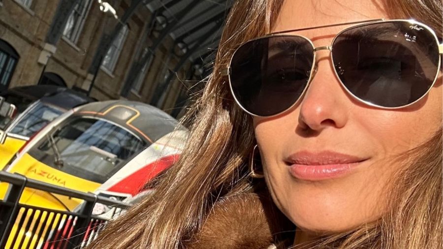 Pampita deslumbró con su look sofisticado para un viaje en tren a Edimburgo