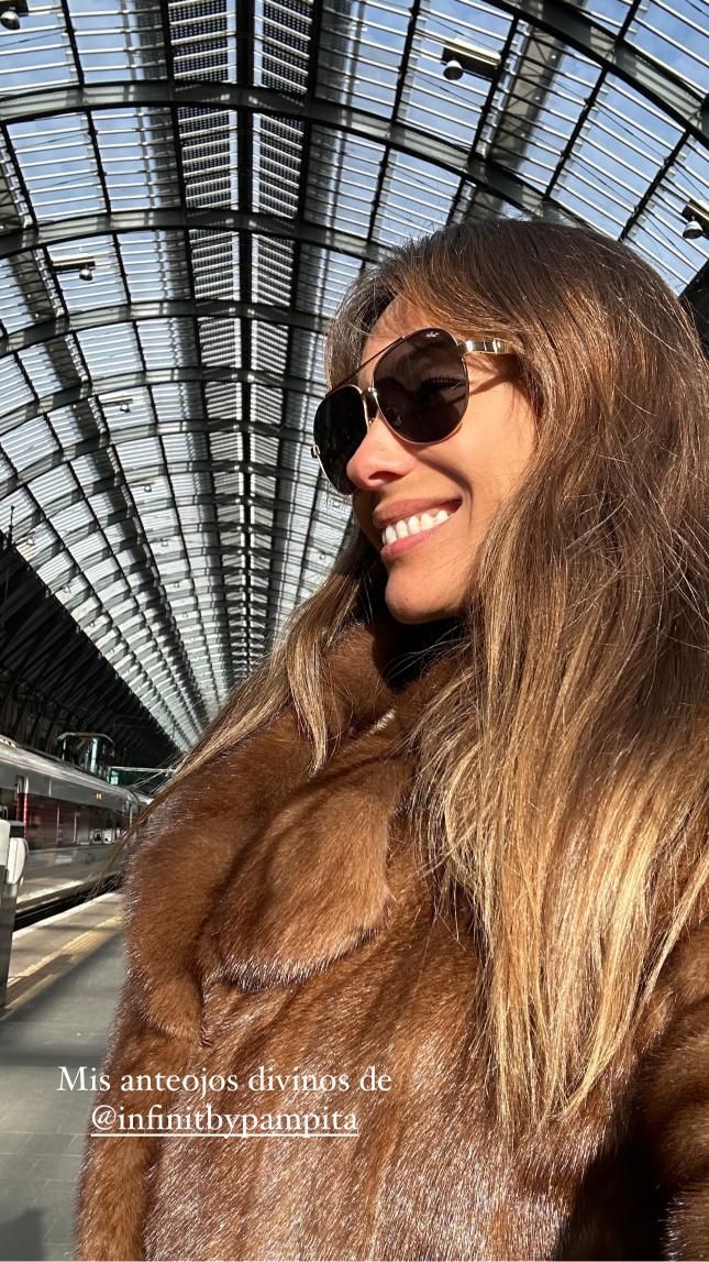 Pampita deslumbró con su look sofisticado para un viaje en tren a Edimburgo