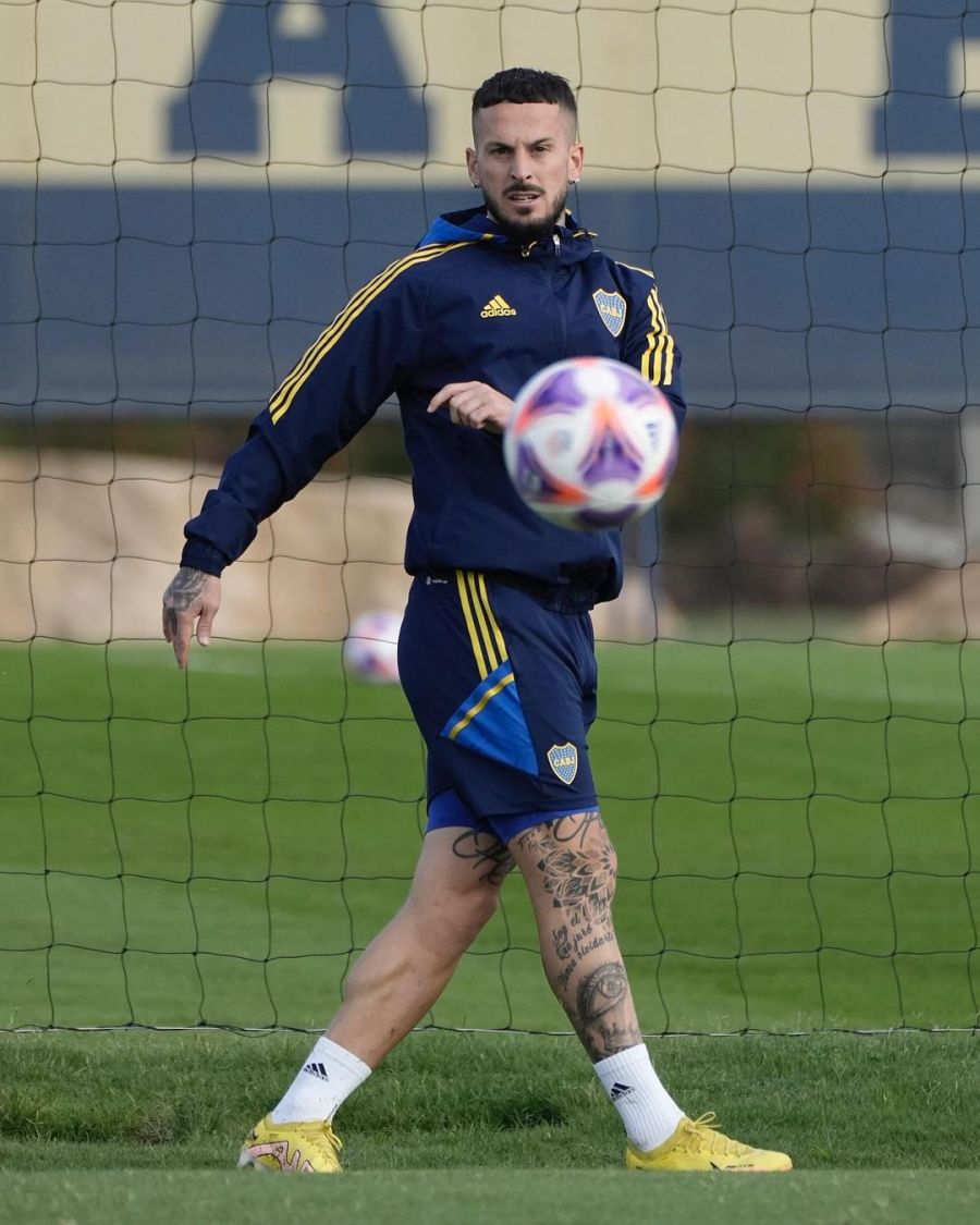 Darío Benedetto con la indumentaria de Boca