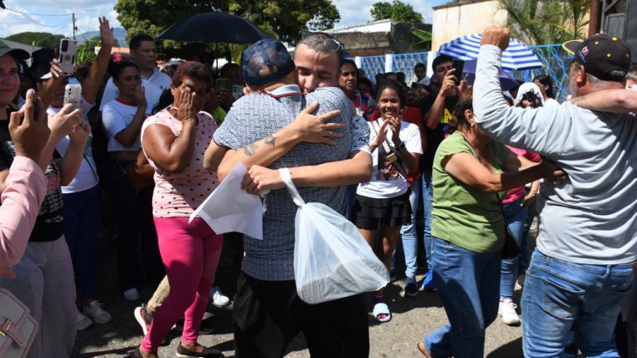 En Venezuela el régimen de Maduro liberó a 225 de los miles de presos políticos que mantiene por las protestas contra el fraude electoral.