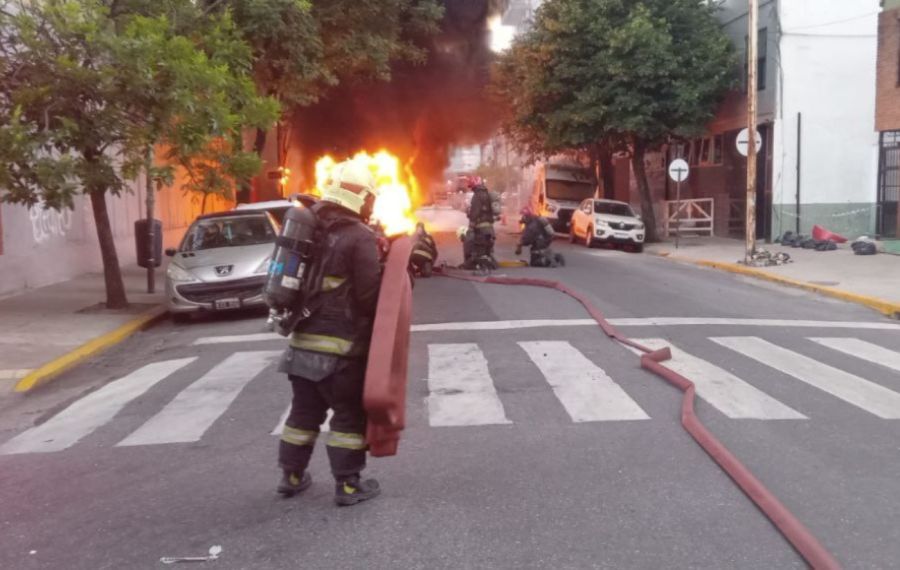 Se incendió un colectivo en Almagro 20241119