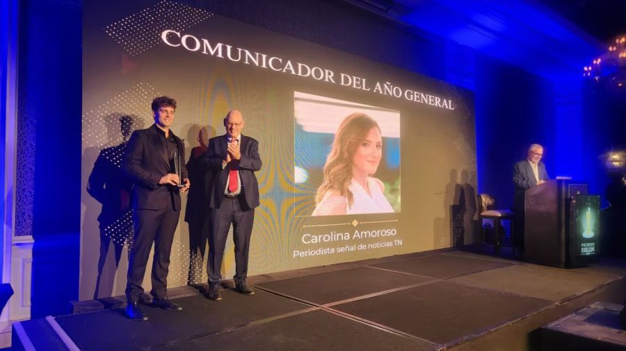 El marido de Carolina Amoroso recibiendo el Premio Eikon 