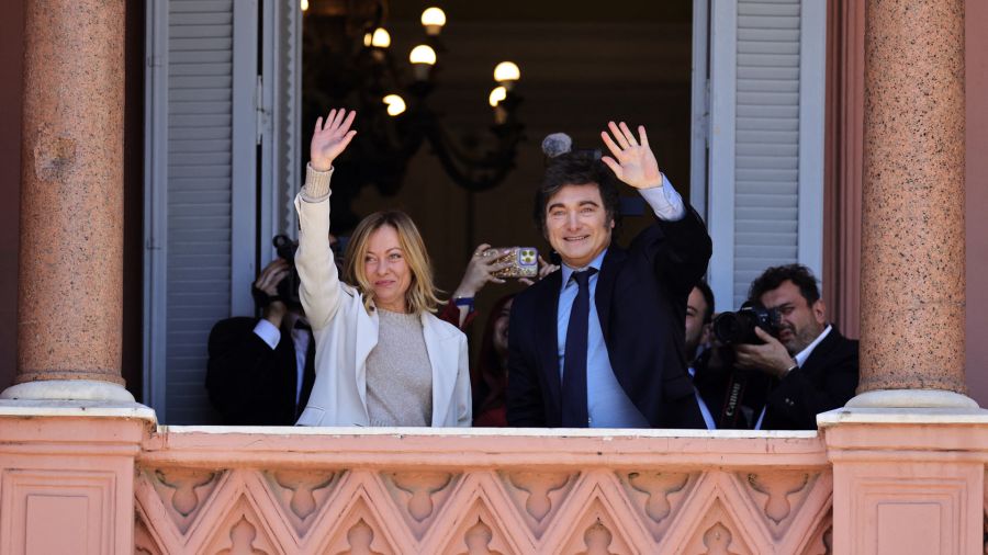 Fotogaleria La primera ministra de Italia, Giorgia Meloni, y el presidente de Argentina, Javier Milei, saludan desde el balcón del palacio de gobierno de la Casa Rosada en Buenos Aires