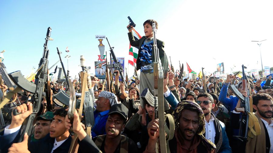 Fotogaleria Yemeníes blanden rifles y corean consignas durante una manifestación contra Israel en solidaridad con Gaza y el Líbano