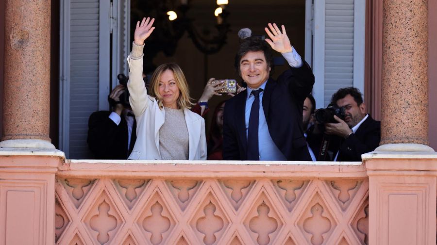 Javier Milei y Giorgia Meloni en el balcón de Casa Rosada