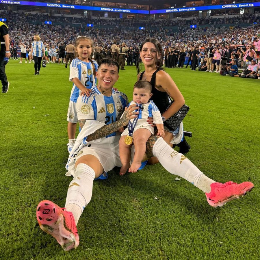 Enzo Fernández, Olivia y Valentina Cervantes