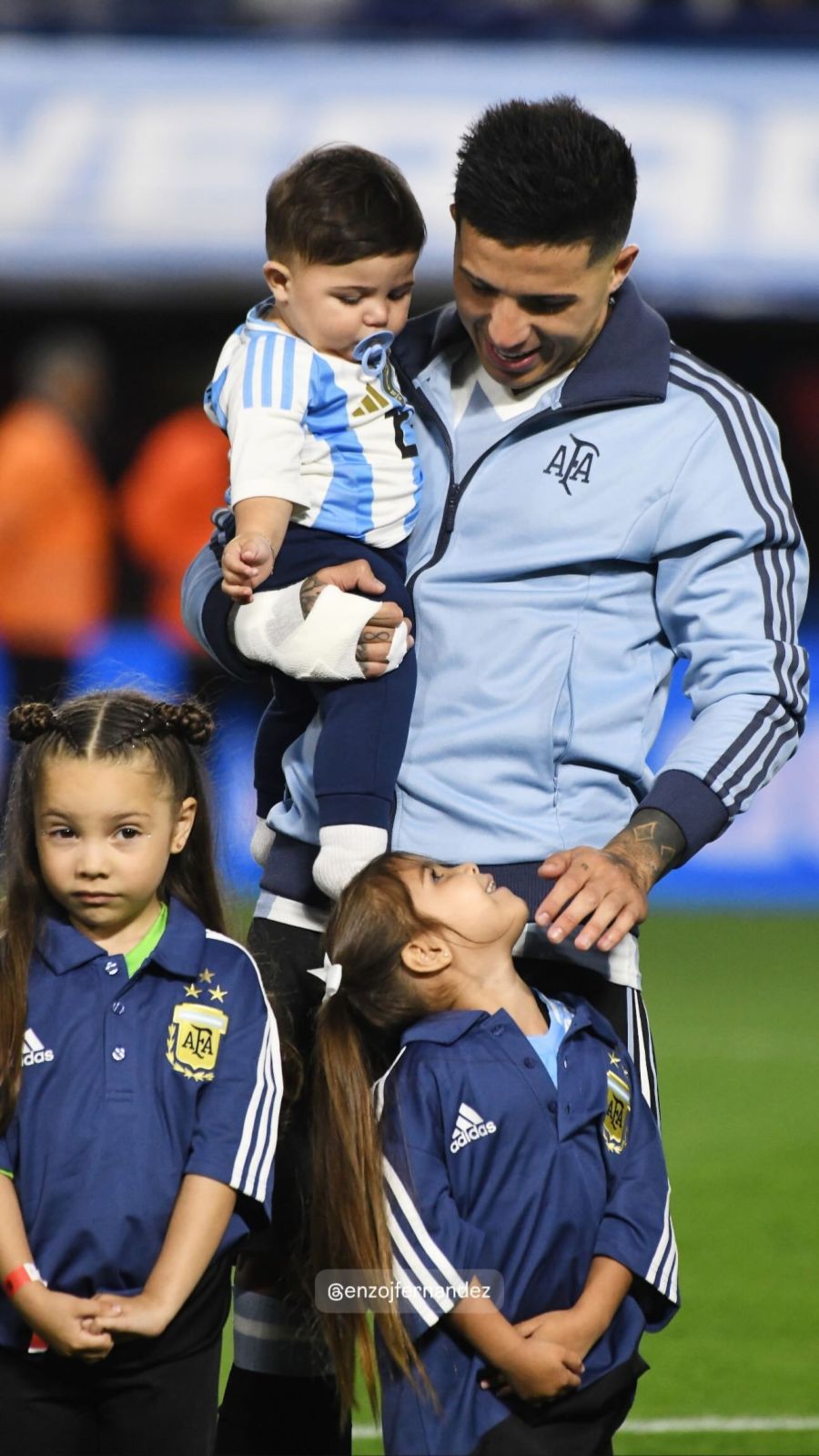 Enzo Fernández y sus hijos