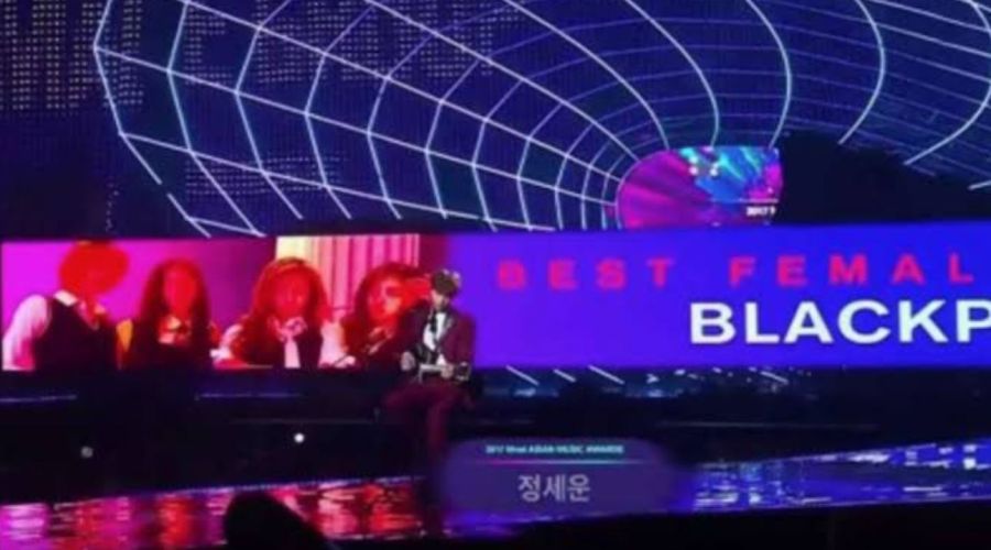 BLACKPINK MAMA Awards 2017 con los rostros tachados de rojo