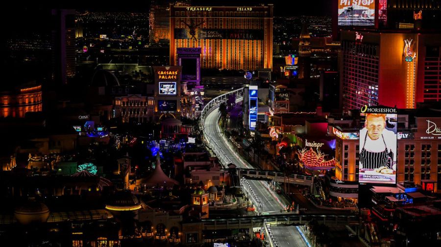 El circuito callejero de Las Vegas, iiluminado a pleno en los entrenamientos libres.