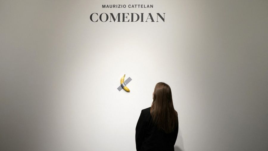 La obra 'Comedian', del italiano Maurizio Cattelan, una banana pegada en la pared, fue vendida en 6,2 millones de dólares.