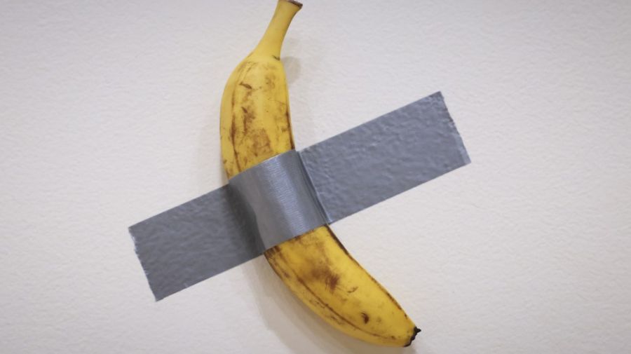 La obra 'Comedian', del italiano Maurizio Cattelan, una banana pegada en la pared, fue vendida en 6,2 millones de dólares.