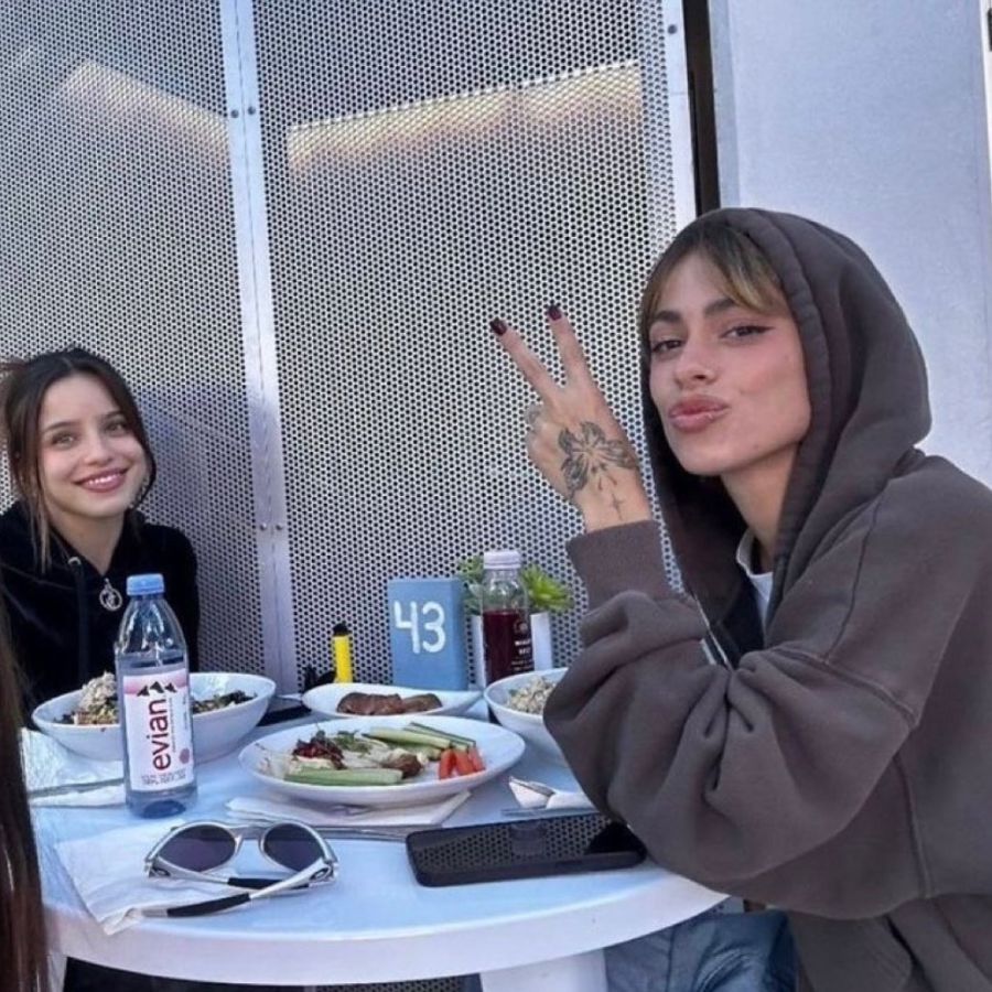 Tini Stoessel y Emilia Mernes