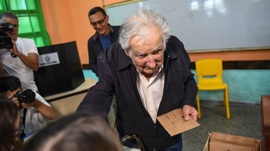 Pepe Mujica votando en Uruguay