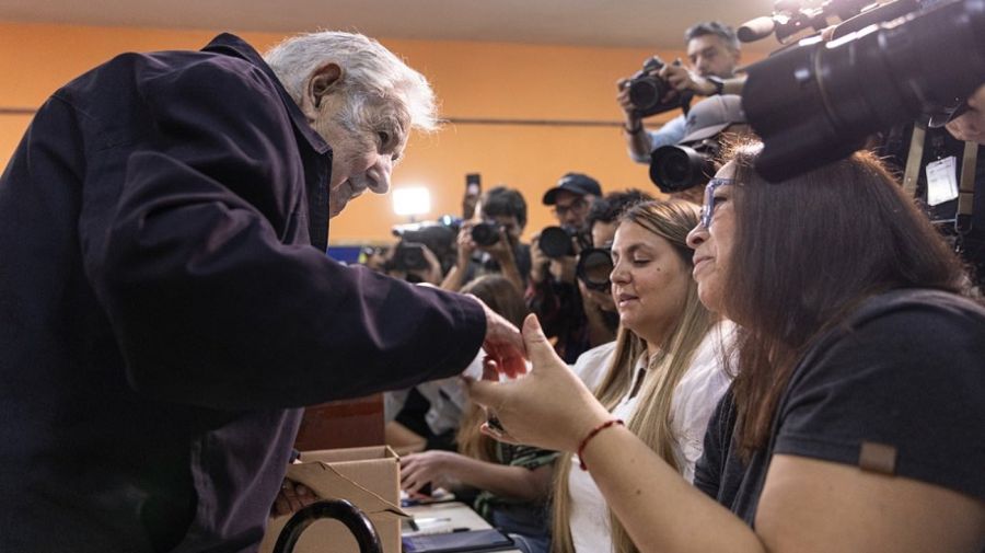 Pepe Mujica votando en Uruguay