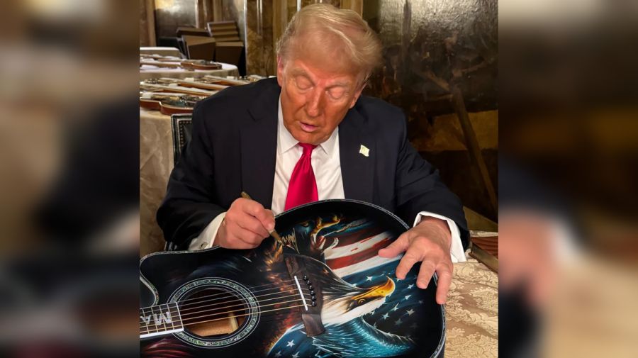 Donald Trump con el modelo American Eagle Guitar.