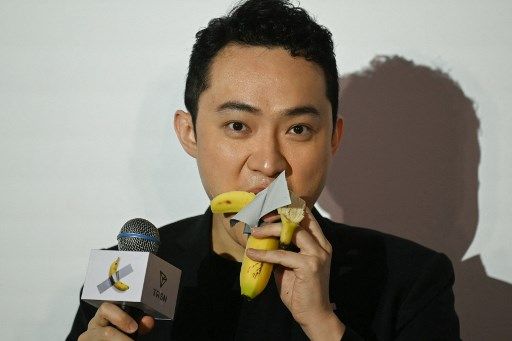 El empresario chino Justin Sun se comió la banana de 6,2 millones de dólares