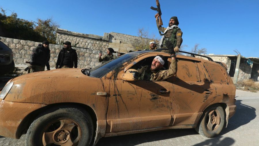 Yihadistas han tomado, en ataques relámpagos, partes de Siria. Bombardeos rusos intentan detenerlos y hay víctimas civiles.