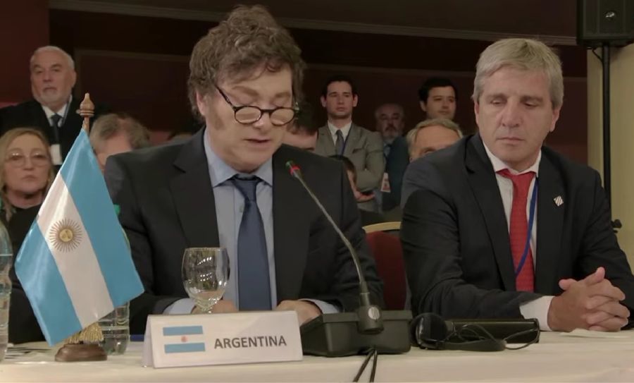 Javier Milei y Luis Caputo en la cumbre de presidentes del Mercosur