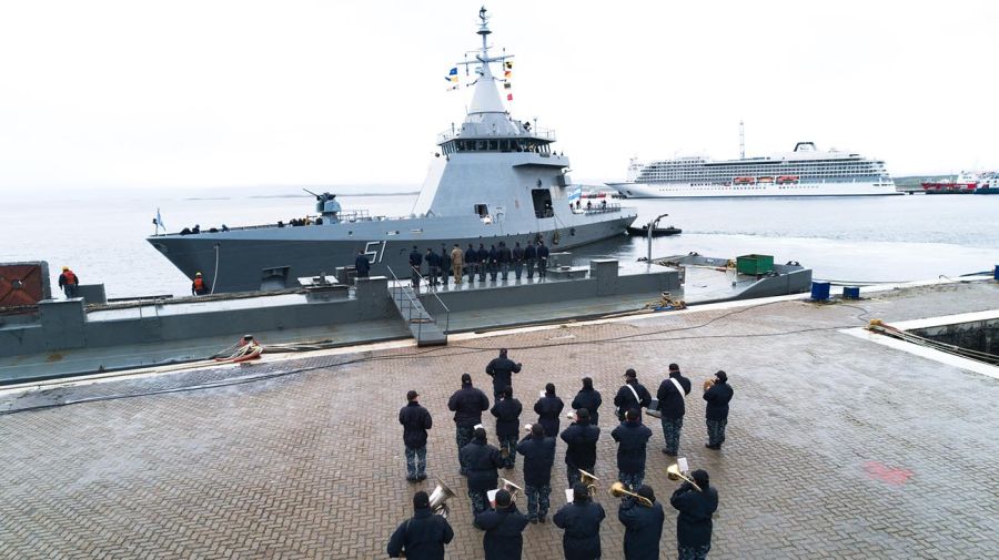 Patrullero oceánico Bouchard y la corbeta Robinson de la Armada Argentina.