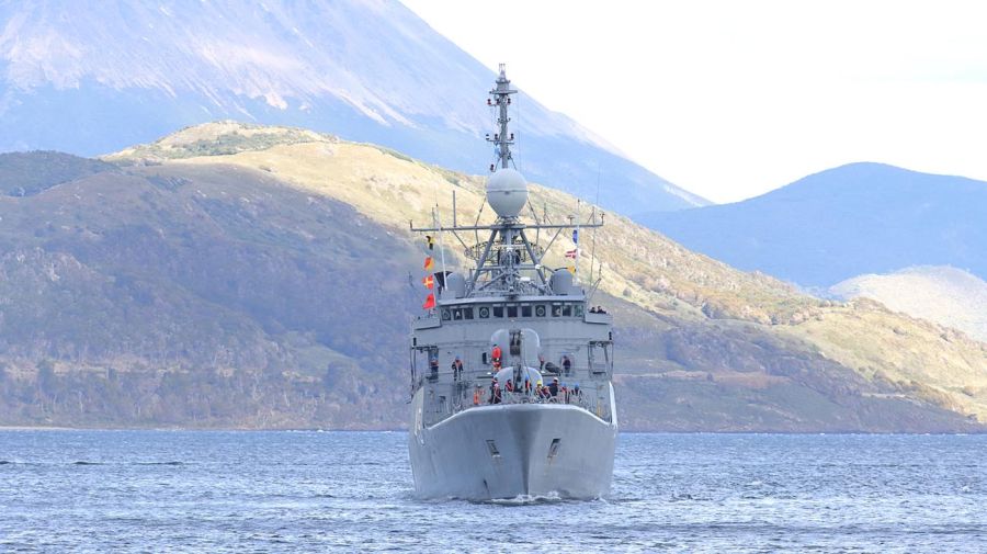 Patrullero oceánico Bouchard y la corbeta Robinson de la Armada Argentina.