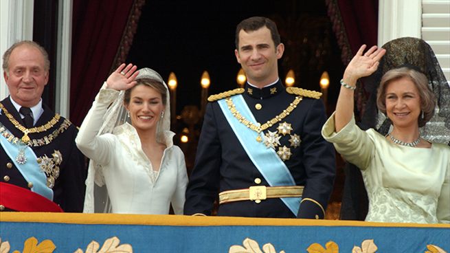 El Rey Juan Carlos y la Reina Sofía junto a el príncipe Felipe y Letizia el día de su boda en 2004