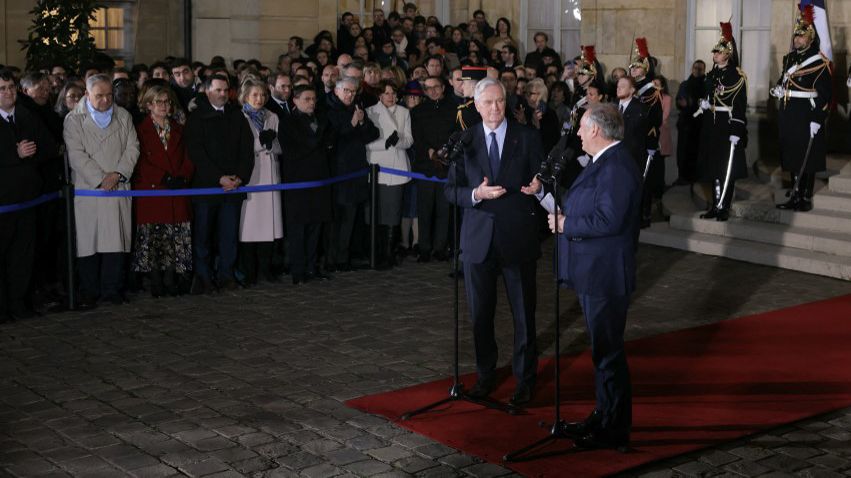 Francois Bayrou habla este viernes en París, junto al saliente premier Michel Barnier frente al Hotel Matignon.