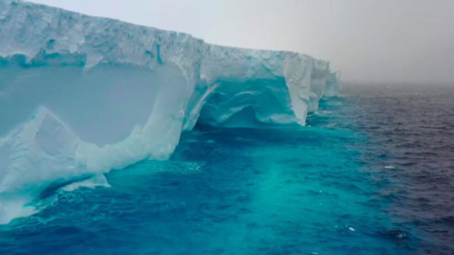 Iceberg A23a a la deriva en la Antártida