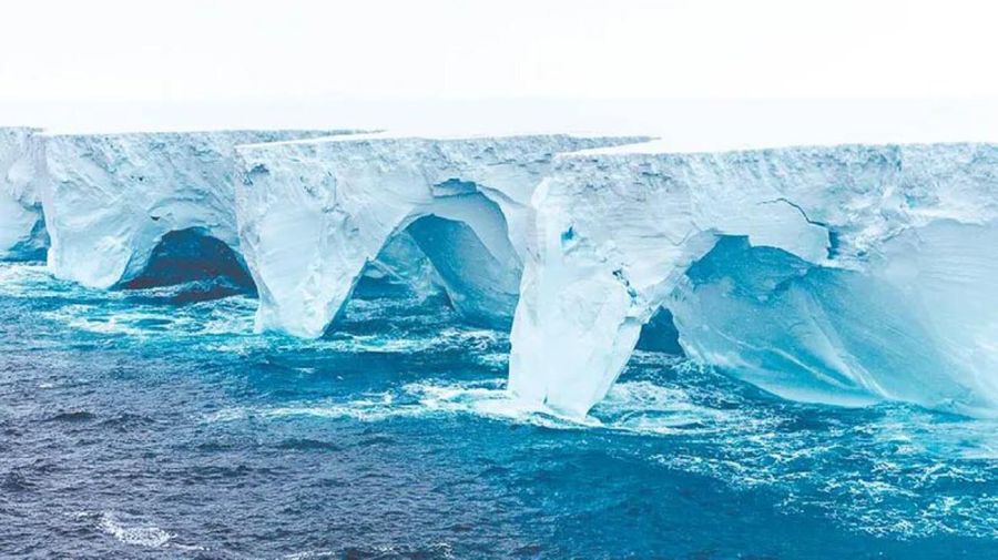 Iceberg A23a a la deriva en la Antártida