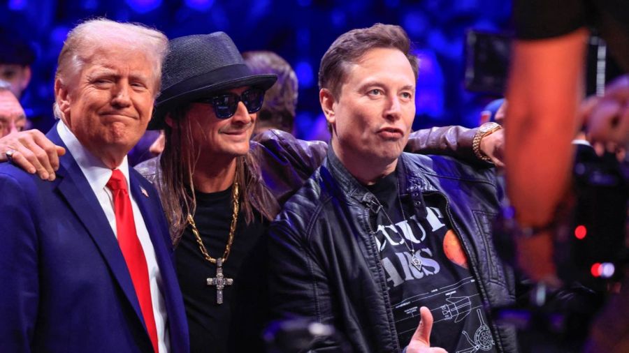 El presidente electo de Estados Unidos, Donald Trump, el cantante Kid Rock y el director ejecutivo de Tesla y SpaceX, Elon Musk, posan para una foto mientras asisten a la UFC 309 en el Madison Square Garden de Nueva York.